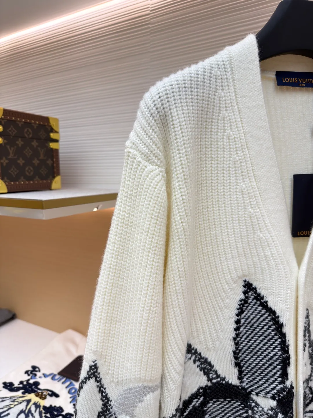 LOUIS VUITTON Ski Series Graphic single-breasted cardigan V-neck sweater ●Original version: Purchased and developed by 15699 ●Item number: 1681681-B90 ●Fabric: wool blended fabric ●Technology: knitted intarsia production ●Color: off-white ●Version: fitted version ●Weight: about 900 grams ●Size: XS-S-M-L ●Description: This sheep wool cardigan is embellished with eye-catching logo patterns, large size LV Letters and Monogram flowers overlap on the lower body and sleeves, creating a snowflake-like scene. The elegant intarsia knit uses contrasting stitching and contrasts with a wide ribbed base for a three-dimensional effect. Perfect for après skiing and a relaxing night out. The overall wiring is straight and delicate, the fabric is comfortable and soft, and the color is consistent without color difference. It can be matched with the same style to create a fashionable look and control various occasions. Customized accessories, complete with three standards, same style for men and women!